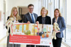 Karin Schmidt, Mag. Dr. Franz Harnoncourt, LH-Stellvertreterin Mag.a Christine Haberlander und Mag.a Karin Probst stehen nebeneinander und halten eine Tafel mit der Aufschrift: „Zuhause auf Zeit: Ronald McDonald Kinderhilfe baut am Areal des Kepler Universitätsklinikum und zwei Plüschhasen in den Händen.