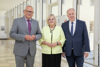 Wolfgang Stanek, Gerda Weichsler-Hauer und DI Dr. Adalbert Cramer stehen nebeneinander auf einem Gang im Arkadenhof des Linzer Landhauses