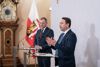 Landeshauptmann Thomas Stelzer und Landeshauptmann-Stellvertreter Manfred Haimbuchner stehend bei der Pressekonferenz.
