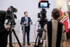 Landeshauptmann-Stellvertreter Manfred Haimbuchner stehend bei der Pressekonferenz.