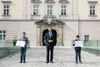 Hannes Moser, Landeshauptmann Mag. Thomas Stelzer und Valentin Buchegger vor dem Südportal des Linzer Landhauses