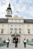 Hannes Moser, Landeshauptmann Mag. Thomas Stelzer und Valentin Buchegger vor dem Südportal des Linzer Landhauses