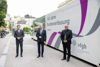 Univ. Prof. DDr. Christoph Grabenwarter, Landeshauptmann Mag. Thomas Stelzer und Landtagspräsident Wolfgang Stanek im Promenadenpark beim Linzer Landhaus vor einem Container mit Beschriftung 100 Jahre Bundesverfassung, Infopoint, vfgh, Verfassungsgerichtshof Österreich