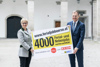 Mag.a Doris Hummer und Landeshauptmann Mag. Thomas Stelzer halten ein Plakat mit Aufschrift www.ferialjobboerse.at, 4000 Ferial- und Nebenjobs warten auf dich!