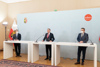 DDr. Paul Eiselsberg, Landeshauptmann Mag. Thomas Stelzer und Dr. Johann Lefenda, MA, bei der Pressekonferenz hinter Stehtischen mit Mikrofonen, im Hintergrund eine Wand mit Oberösterreich-Wappen und Oberösterreich-Logo