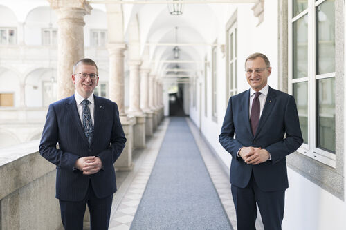 Martin Rummel und Landeshauptmann Mag. Thomas Stelzer auf einem Gang im Arkadenhof des Linzer Landhauses