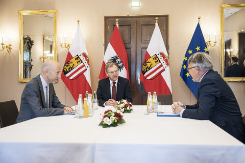 Bundesminister Martin Kocher, Landeshauptmann Thomas Stelzer und EU-Kommissar Nicolas Schmit beim gemeinsamen Gespräch am Tisch.