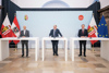 Bundesminister Martin Kocher, EU-Kommissar Nicolas Schmit und Landeshauptmann Thomas Stelzer stehend bei der Pressekonferenz.