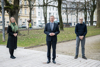 Mag.a Margot Nazzal, Leiterin der Kulturdirektion des Landes OÖ, Landeshauptmann Mag. Thomas Stelzer und KUPF OÖ Geschäftsführer Thomas Diesenreiter stehen nebeneinander im Landhauspark.