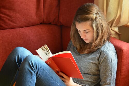 Mädchen liest ein Buch