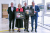 Mag. Rainer Reichl , Landeshauptmann-Stellvertreterin Mag.a Christine Haberlander, Univ.-Prof. Prim. Dr. Bernd Lamprecht und Gerhard Durstberger stehen nebeneinander im Foyer des OÖ. Presseclubs, gemeinsam halten sie zwei Poster mit Sujets zur Kampagne in Händen