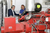 Landesamtsdirektor Erich Watzl überzeugt sich mit Techniker Markus Zweimüller vom Funktionieren des riesigen Dieselaggregats.