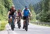 Infrastrukturlandesrat Günther Steinkellner beim Radfahren mit einer Gruppe von Menschen in Gosau.