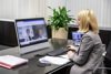 Landeshauptmann-Stellvertreterin Mag.a Christine Haberlander sitzt bei einem Online-Meeting an einem Schreibtisch, vor ihr ein Bildschirm, auf dem Landesrätin Michaela-Langer-Weninger und eine weitere Frau zu sehen sind