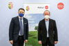 Landeshauptmann-Stellvertreter Dr. Manfred Haimbuchner und Dr. Alexander Schuster, beide mit FFP2-Maske, stehen nebeneinander vor einem Rollplakat mit einem Landschaftsbild und Beschriftung Natur Oberösterreich, Natur schützen Zukunft sichern