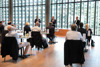 Diskussionsrunde mit Dr. Johann Lefenda, Leiter der OÖ. Zukunftsakademie (l.), LH Stelzer und Dr. Gerhard Eschelbeck (r.) am Podium