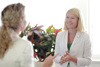 LH-Stellvertreterin Christine Haberlander im Arbeitsgespräch mit Bundesministerin Susanne Raab, im Hintergrund Blumen