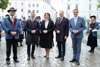 Kapellmeister Markus Jäger, Wolfgang Hattmannsdorfer, Michaela Langer-Weninger, Landeshauptmann Thomas Stelzer und Landesrat Markus Achleitner mit der Musikkapelle St. Magdalena.