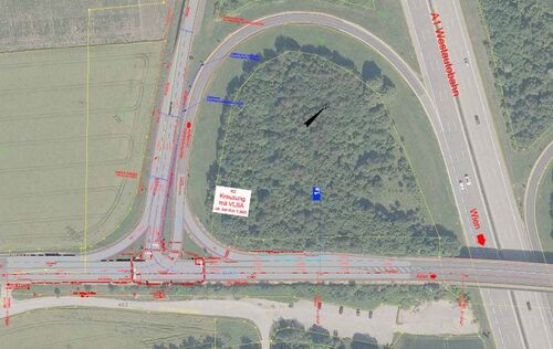 Landschaftsbild von oben gesehen, Autobahnabfahrt mit einer Kreuzung