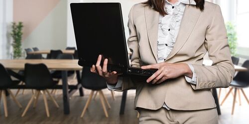 Geschäftsfrau mit Laptop