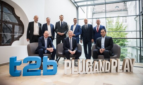 Vorne: Mag. Gerald Mayer, CFO, voestalpine AG, Landeshauptmann Mag. Thomas Stelzer, Seena Amidi, Managing Partner EMEA, Plug and Play Tech Center. Hintere Reihe: Prof. Dr. Meinhard Lukas, Mitautor der KI-Exzellenzstrategie, Harald Gindl, MBA, CFO, SWIETELSKY AG, Mag. Michael Kienberger, CFO, Primetals Technologies Austria GmbH, Ing. Christoph Knogler, MBA, CEO und Sprecher des Vorstands der KEBA Group, DI (FH) Christoph Wolkerstorfer, CTO, TGW Logistics Group, Prof. Dr. Teodoro D. Cocca, Mitautor der KI-Exzellenzstrategie. 