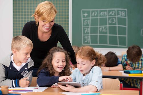 Lehrerin mit Kindern im Klassenzimmer