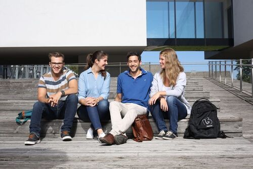 Studentinnen und Studenten vor dem Fachhochschul-Campus.