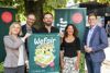 Agnes Zauner, Norbert Rainer, Wolfgang Pfoser-Almer, Lisa Aigelsperger und Landesrat Stefan Kaineder stehen nebeneinander vor einem Baum und präsentieren das Plakat zur Messe