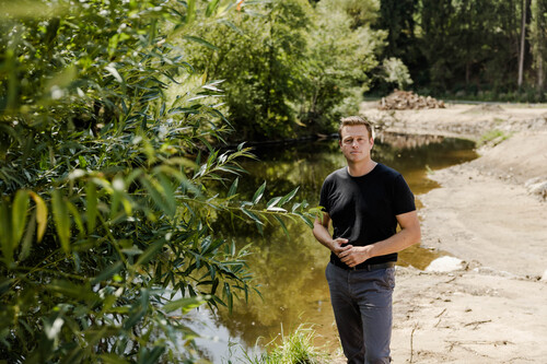 Landesrat Stefan Kaineder vor dem Best-Practice-Revitalisierungsprojekt an der Waldaist an der Grenze von Pregarten und Tragwein