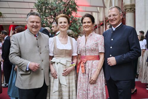 Wiens Bürgermeister Michael Ludwig mit Gattin Irmtraud Rossgatterer, Landeshauptmann Thomas Stelzer mit Gattin Bettina Stelzer-Wögerer, am Oberösterreicher Ball im Wiener Rathaus.