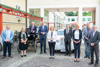 Bildungsminister Heinz Faßmann und LH-Stellvertreterin Christine Haberlander mit Lehrkräften aus der HTL Steyr beim Besuch der Schule im Freien.