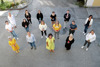 Gruppenbild, von oben fotografiert, Sozial-Landesrätin Birgit Gerstorfer (vorne in der Mitte) mit Direktorin Wilma Steinbacher (dieses steht vorne links), dahinter in regelmäßigen Abständen Schülerinnen und Schüler