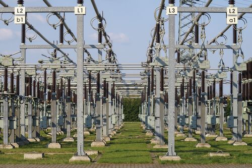 Strommasten und Stromleitungen, Umspannwerk