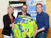 Katharina Seebacher, Mag. Norbert Rainer und Landesrat Stefan Kaineder stehen nebeneinander und halten gemeinsam einen großen Globus