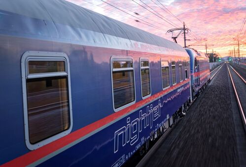 Seitenansicht eines Personenzuges in Fahrt Foto: ÖBB/EisenbergerH