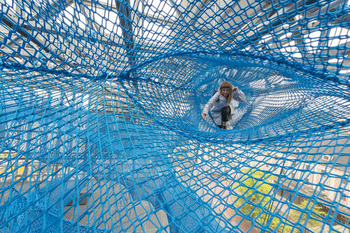 Begehbares Netz im voestalpine space am OK Platz in Linz, Installation von Numen/For Use