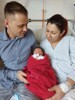 Das Baby Selina mit Eltern Gjulizar Memedoska und Armin Memedoski auf einem Spitalsbett