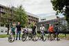 v.l.:  Markus Lang (passathon), Oliver Zörrer (Verwalter Eisenbahnerheim), Christine Gruber (Grüne Bad Schallerbach), Klima-Landesrat Stefan Kaineder, Bürgermeister Markus Brandlmayr (Bad Schallerbach), Günter Lang (passathon) und Maximilian Lang (passathon) vor der mustersanierten Gesundheitseinrichtung der Versicherungsanstalt für Eisenbahn und Bergbau in Bad Schallerbach