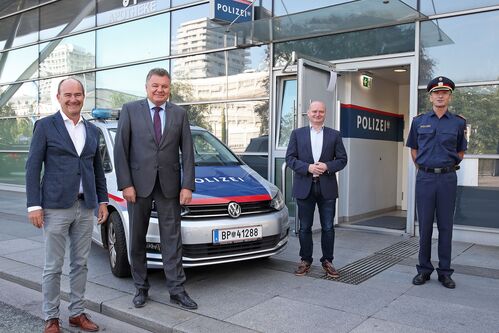 (v.l.) Dr. Engelbert Haller (Regionalleiter ÖBB-Immobilienmanagement GmbH.), Mag. Günther Steinkellner (Landesrat für Infrastruktur), Dipl.-Ing. Markus Hein (Vizebürgermeister der Stadt Linz), Mag. Dr. Alois Lißl (Landespolizeidirektor Stellvertreter)