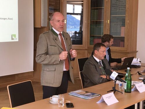 Der Runde Tisch im Waldcampus stand ganz im Zeichen der Weiterentwicklung des Wolfsmanagementsplans. (Agrar-Landesrat Max Hiegelsberger, Direktor HR Mag. Hubert Huber und im Hintergrund DI DI Gottfried Diwold)