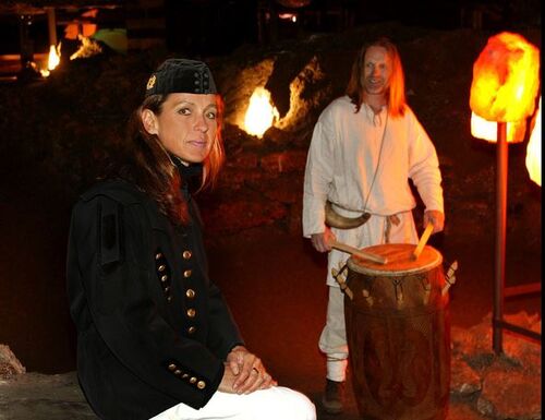 Salzwelten Hallstatt, Mann im historischen Kostüm und Trommel, Frau in Bergmannuniform