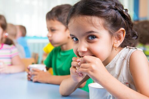 Kinder bei der Jause