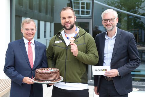 Landeshauptmann Mag. Thomas Stelzer und Sportreferent Landeshauptmann-Stv. Dr. Michael Strugl mit Lukas Weißhaidinger 