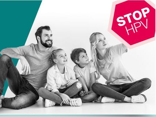 Familie und stilisiertes Stoppschild mit Aufschrift STOP HPV