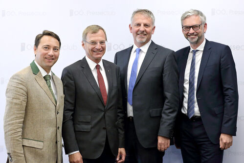 Von links: LH-Stv. Dr. Manfred Haimbuchner, LH Mag. Thomas Stelzer, DI Volkhard Maier und LH-Stv. Dr. Michael Strugl