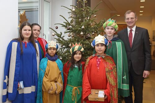 Sternsingerinnen und Sternsinger der Stadtpfarre Linz mit LH Mag. Thomas Stelzer