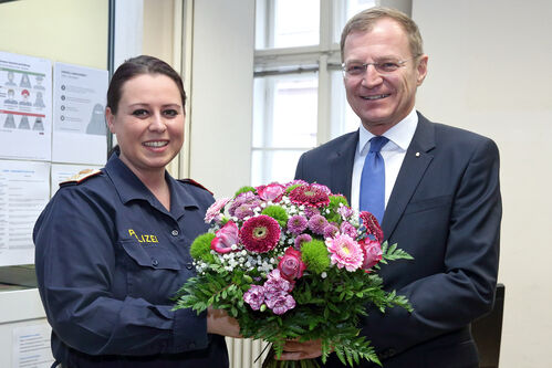 Landeshauptmann Mag. Thomas Stelzer besuchte die erste weibliche Polizeiinspektions-Chefin Doris Spitzer-Neumann an ihrer Dienststelle im Landhaus.