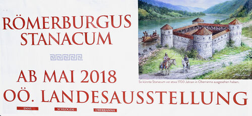 Plakat mit der Aufschrift: Römerburgus Stanacum, Ab Mai 2018 OÖ. Landesausstellung; Enns,  Schlögen, Oberranna; Auf dem Plakat ist ein Bild einer römischen Burg an einem Fluss mit 2 Soldaten auf Pferden davor. 