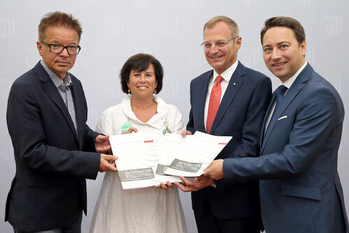 LR Rudi Anschober, LR Birgit Gerstorfer, LH Thomas Stelzer und LH-Stv. Manfred Haimbuchner mit dem neuen OÖ. Integrationsleitbild (v.l.)