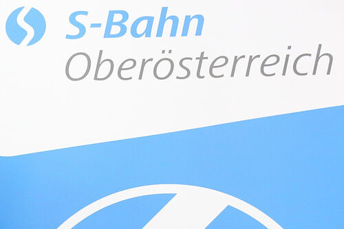 Logo der S-Bahn mit Aufschrift S-Bahn Oberösterreich